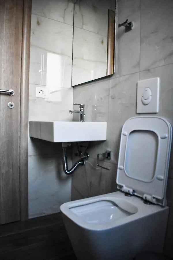 Karos Central Apartments Himare